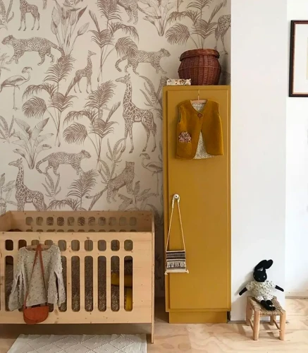 Dziecięcy pokój w stylu skandynawskim z tapetą Safari Beige.webp