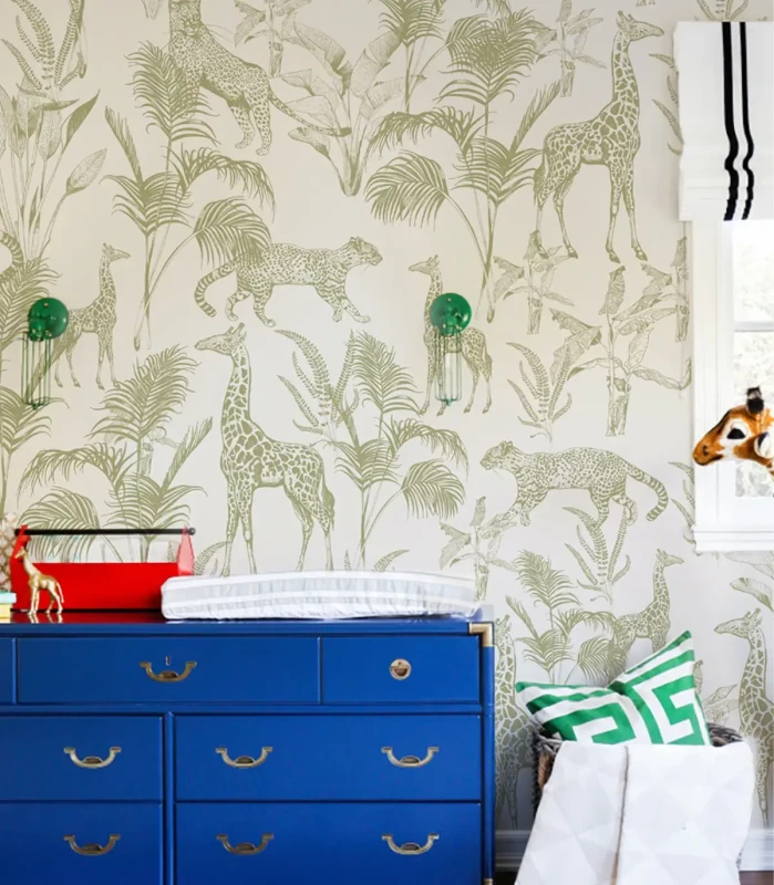 Fragment pokoju nastolatka z tapetą Safari Green.webp