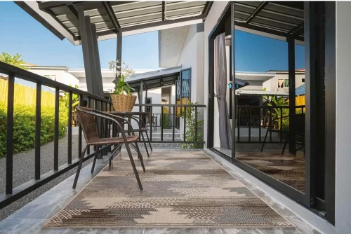 Dywan zewnętrzny Kemet romby szaro-beżowy na balkonie