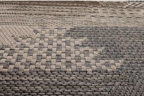 Zbliżenie runa dywanu Kemet romby szaro-beżowego