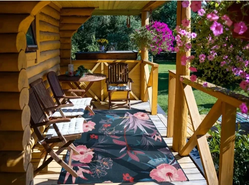 Dywan zewnętrzny Jungle kwiaty różówe na tarasie