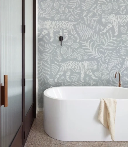 Tapeta Camouflaged Tiger Blue w łazience z białą wanną.webp