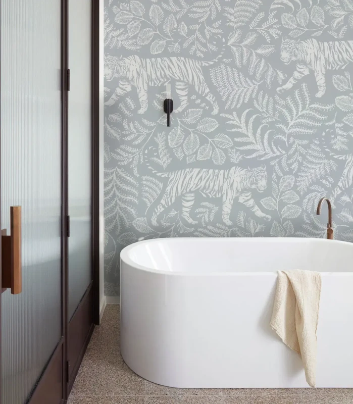 Tapeta Camouflaged Tiger Blue w łazience z białą wanną.webp