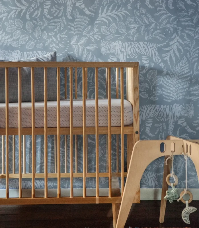 Drewniane dziecięce łóżeczko i zabawka na tle tapety Camouflaged Tiger Blue.webp