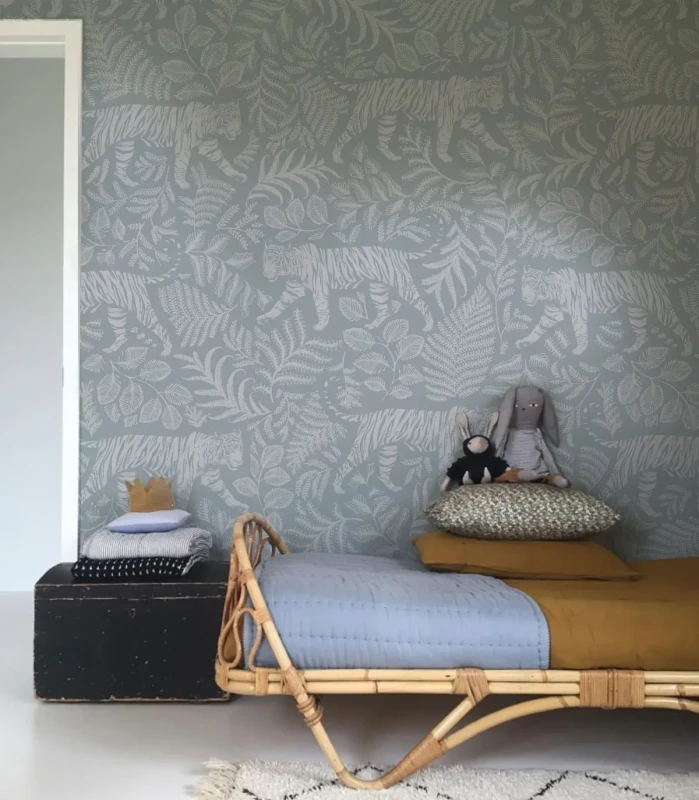 Pokój młodzieżowy z bambusowym łóżkiem i tapetą Camouflaged Tiger Blue.webp