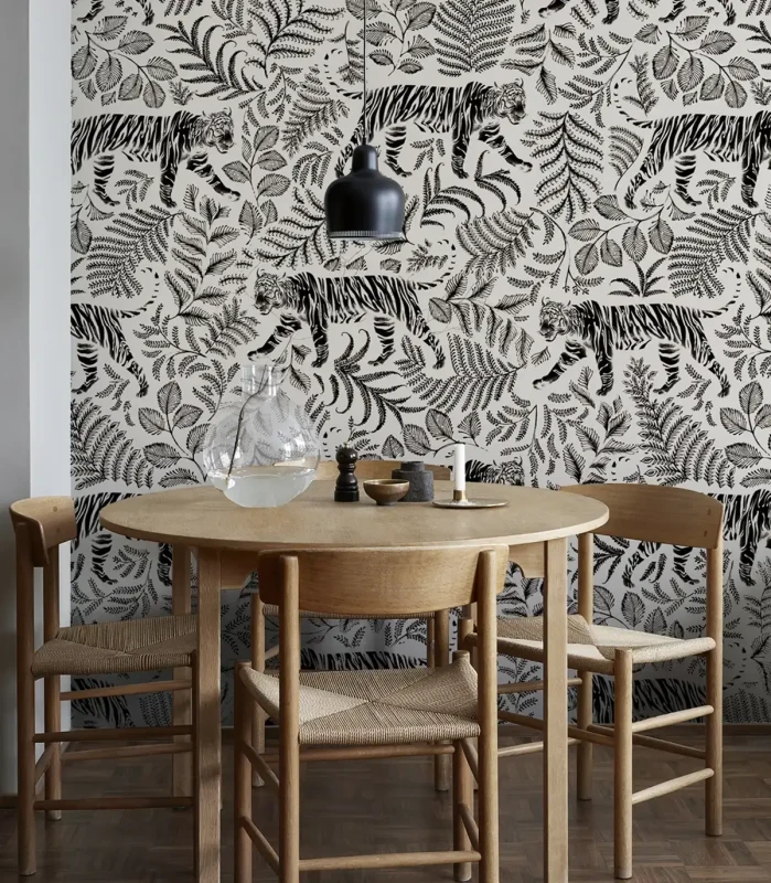 Okrągły stół z krzesłami w jadalni z tapetą Camouflaged Tiger White.webp