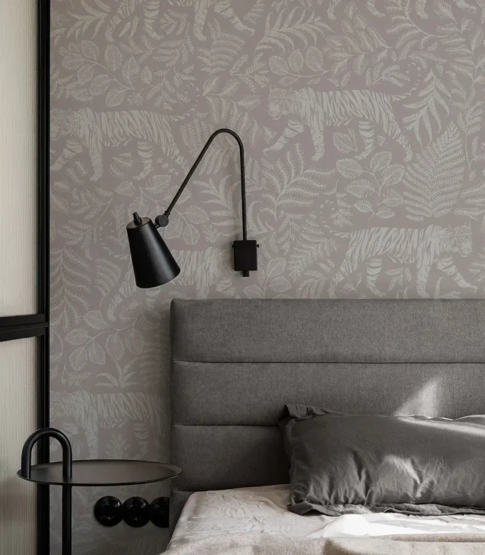 Tapeta roślinna Camouflaged Tiger Light Pink za łóżkiem.webp