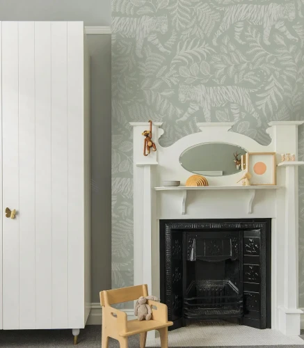 Pokój młodzieżowy z szafą kominkiem i tapetą Camouflaged Tiger Light Green.webp