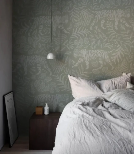 Tapeta Camouflaged Tiger Light Green za łóżkiem w sypialni.webp