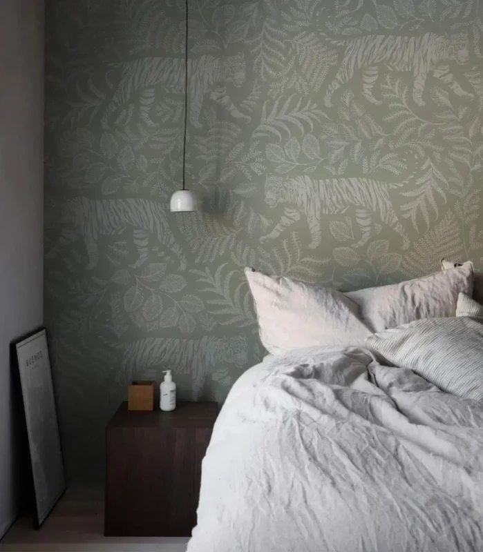 Tapeta Camouflaged Tiger Light Green za łóżkiem w sypialni.webp