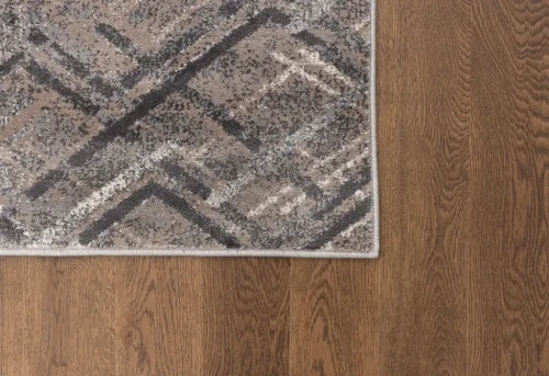 Na ciemnej podłodze dywan nowoczesny FD Soft Camino popiel