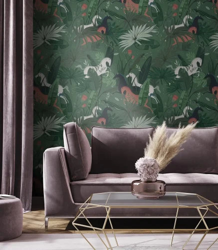 Tapeta Dream Horses Green w salonie z welwetowym wypoczynkiem i zasłonami.webp