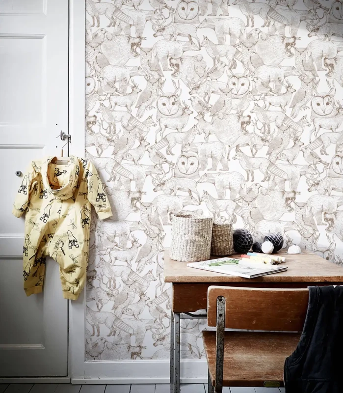 Tapeta z leśnymi zwierzętami Forest Friends Brown w pokoju dziecięcym.webp