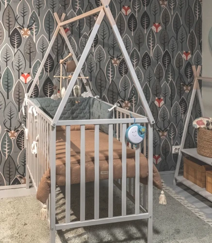 Tapeta skandynawska Hidden Deers w pokoju dziecięcym.webp