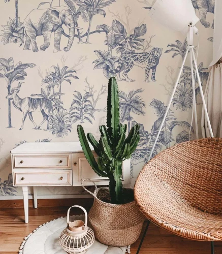 Pokój z podwieszanym fotelem rośliną i komodą na tle tapety Power Of Jungle Sepia.webp