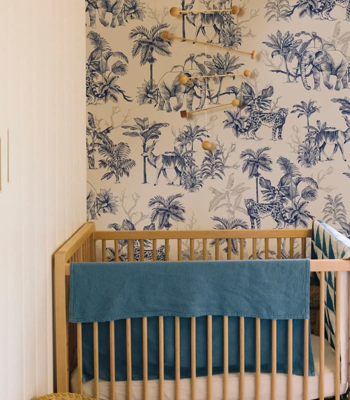 Tapeta Power Of Jungle Sepia na ścianie za łóżeczkiem dziecięcym.webp