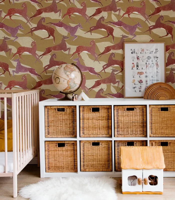 Pokój dziecięcy z łóżeczkiem i wiklinowym meblem oraz tapetą Roe Deer.webp
