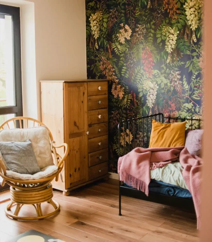 Pokój z tapetą w kwiaty Acacia Dark Blue.webp