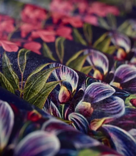 Tapeta Acacia Dark Blue zbliżenie wzoru.webp