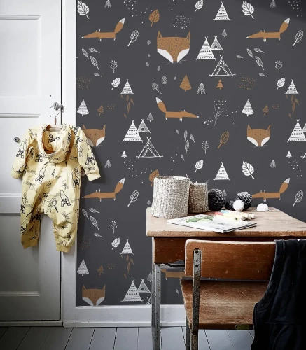 Tapeta Fox Adventure Black w pokoju dziecka.webp