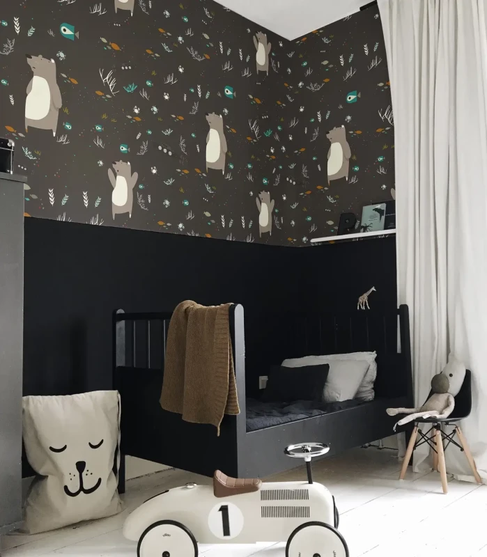 Łóżko dziecięce w pokoju na tle ściany z tapetą Underwater Bear Black.webp
