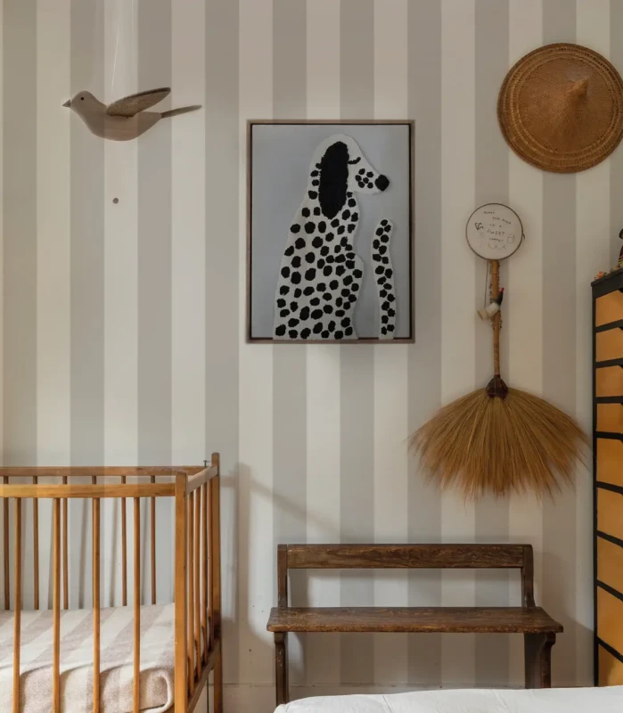 Tapeta w szare pasy Bold Stripe Ash w pokoju dziecka.webp