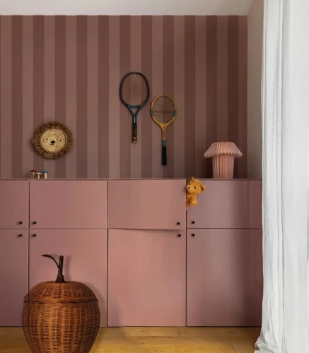 Brązowa tapeta w pasy Bold Stripe Cocoa w pokoju dziecięcym.webp