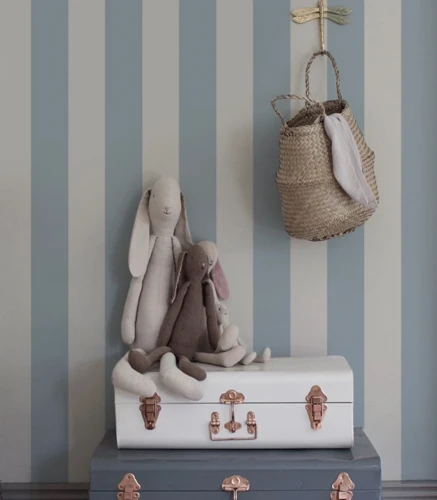 Dekoracyjne walizki i maskotki na tle tapety Bold Stripe Ocean.webp