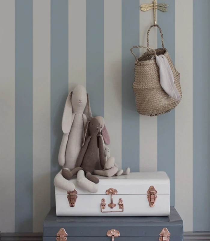 Dekoracyjne walizki i maskotki na tle tapety Bold Stripe Ocean.webp