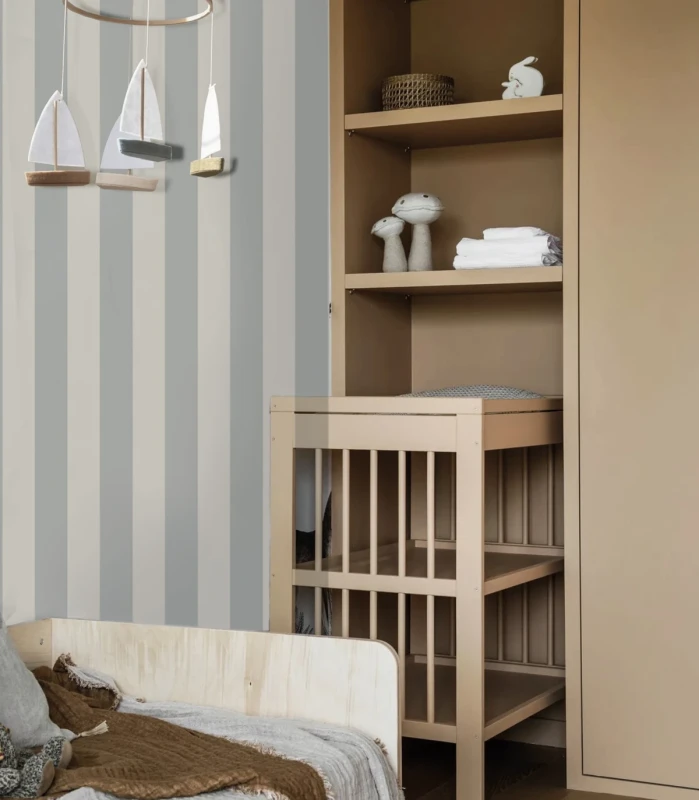 Tapeta w pasy Bold Stripe Storm w kąciku do przewijania dziecka.webp
