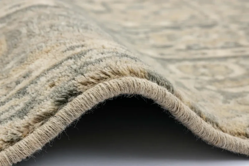 Brzeg dywanu wełnianego tradycyjnego Agnella Isfahan Rubio len