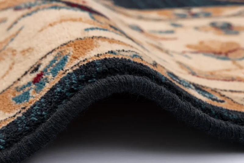 Brzeg dywanu wełnianego tradycyjnego Agnella Isfahan Nereo granatowego