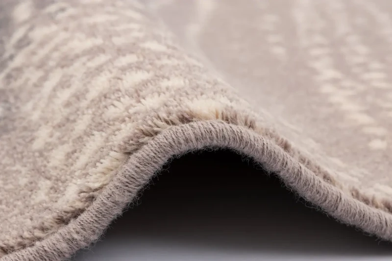 Bok i runo dywanu wełnianego Agnella Isfahan Perlo wrzosowego