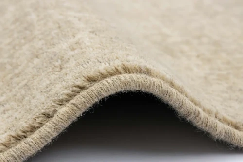 Zbliżenie runa dywanu wełnianego Agnella Isfahan Morano len