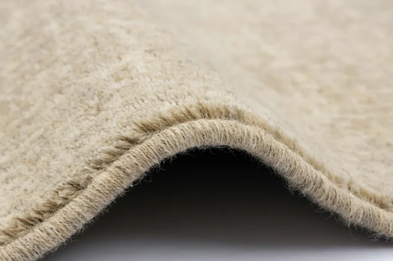 Zbliżenie runa dywanu wełnianego Agnella Isfahan Morano len