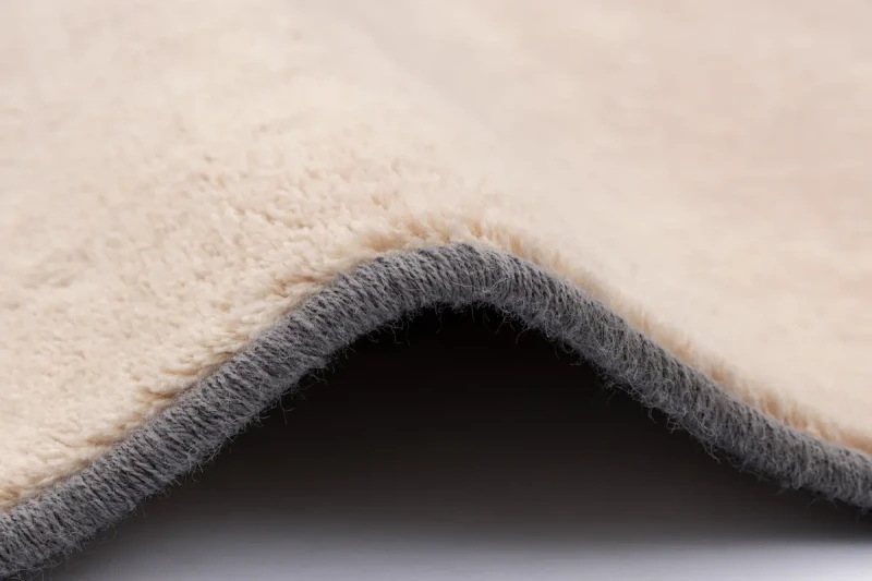 Zbliżenie runa dywanu Agnella Isfahan Kendal alabastrowy