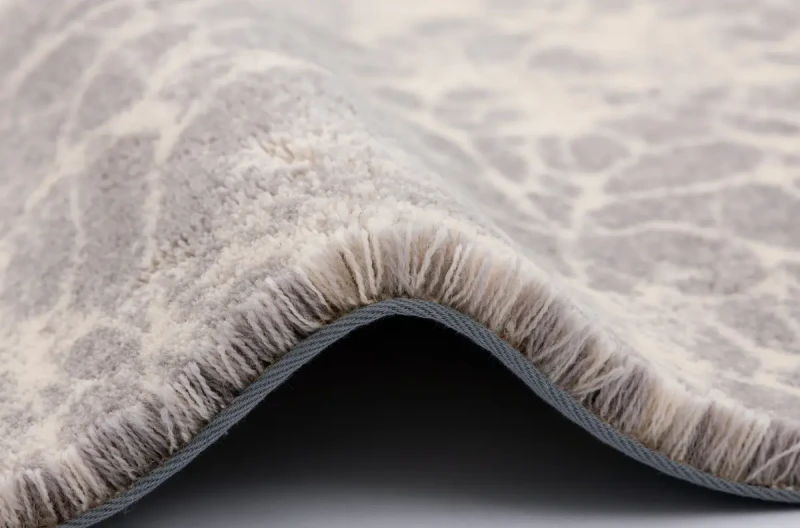 Dywan Agnella Calisia Aristo biały wysokość runa i wykończenie taśmą.webp