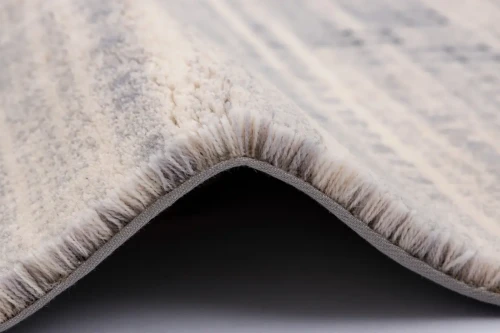 Dywan wełniany Agnella Calisia Baldo biały wysokość runa i wykończenie taśmą.webp