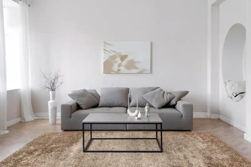 Dywan wełniany Calisia Corail jasny beż w salonie.webp