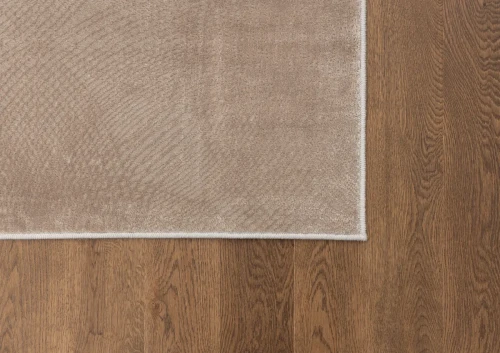 Na ciemnej podłodze wycinek dywanu nowoczesnego FD Lida Simo beż