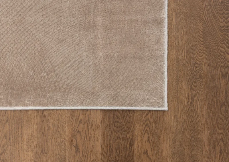 Na ciemnej podłodze wycinek dywanu nowoczesnego FD Lida Simo beż