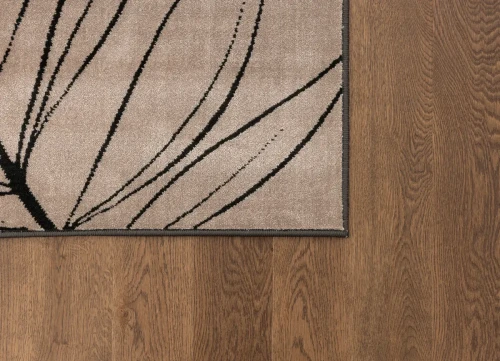 Na ciemnej podłodze fragment dywanu nowoczesnego FD Lida Norio beż