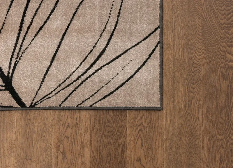 Na ciemnej podłodze fragment dywanu nowoczesnego FD Lida Norio beż
