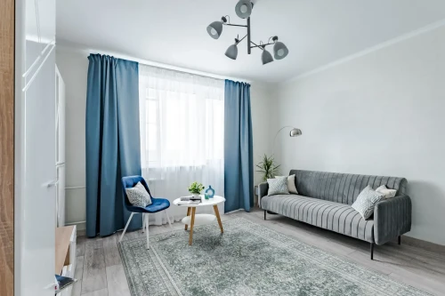 Dywan vintage FD Lida Herman malachit przy sofie w pokoju