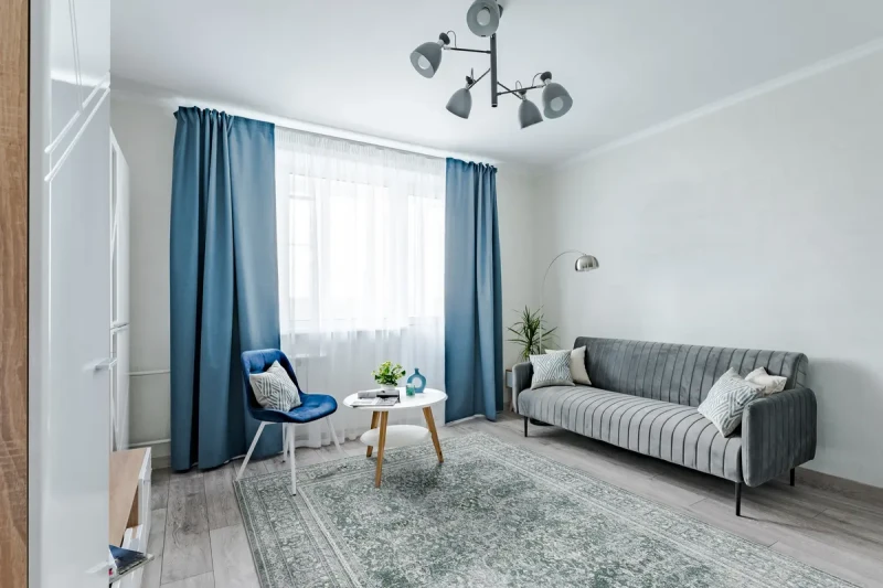 Dywan vintage FD Lida Herman malachit przy sofie w pokoju