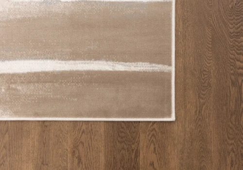 Na ciemnej podłodze fragment dywanu nowoczesnego FD Sensi Bizar ciemny beż