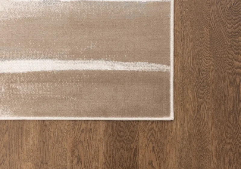 Na ciemnej podłodze fragment dywanu nowoczesnego FD Sensi Bizar ciemny beż