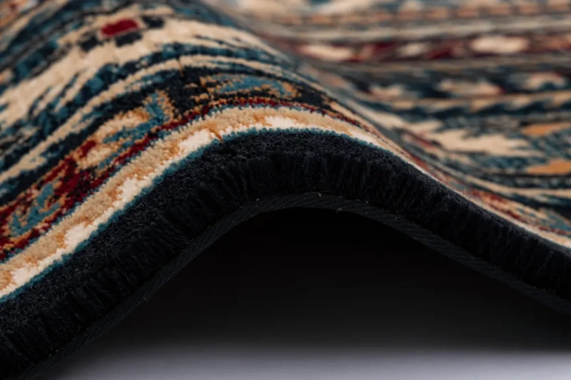 Dywan z wełny Agnus Mostar ciemny beż wysokość runa i wykończenie taśmą.webp