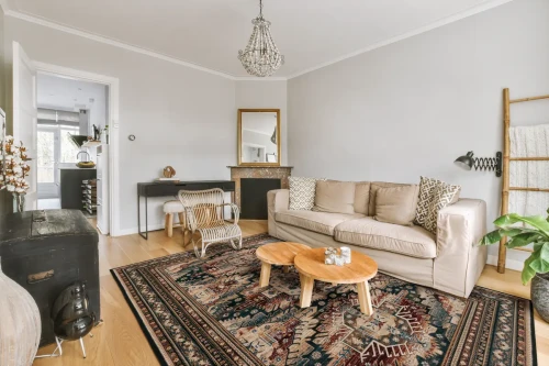 Wełniany dywan w stylu kaukaskim Agnus Mostar ciemny beż w salonie.webp