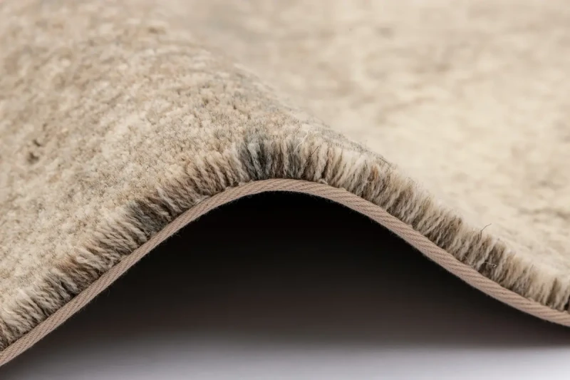 Dywan Agnus Marilu beż wysokość runa i wykończenie taśmą.webp